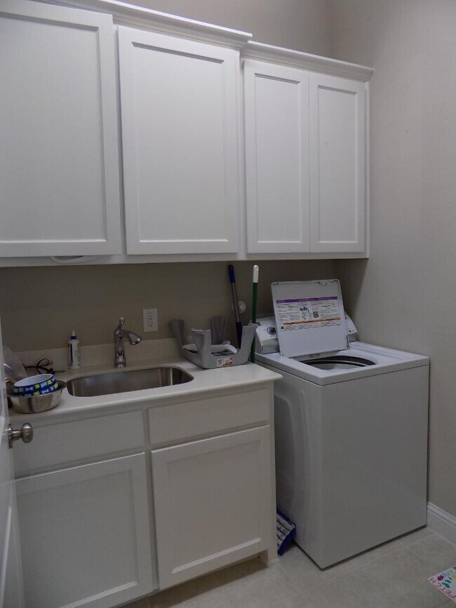Building Photo - 2440 Vaquero Ln