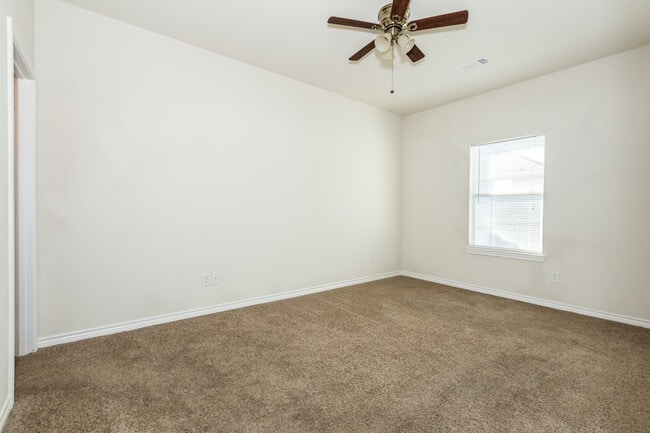 Building Photo - Great 3 bed/2 bath Home Backing onto Holland Park Recreation Area/Trail!!