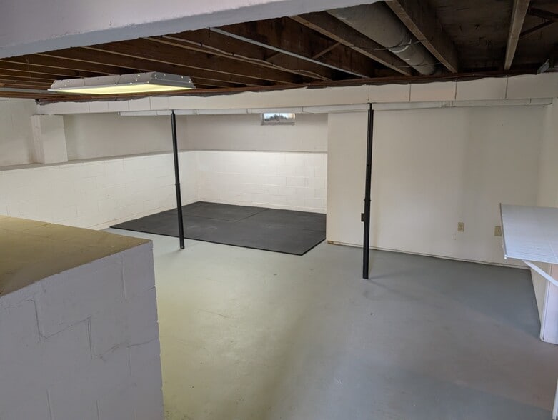Building Photo - 408 Hopkins Rd