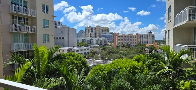 Building Photo - 410 Evernia St