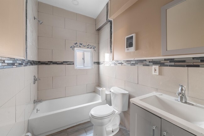 Building Photo - 134 Van Horne St