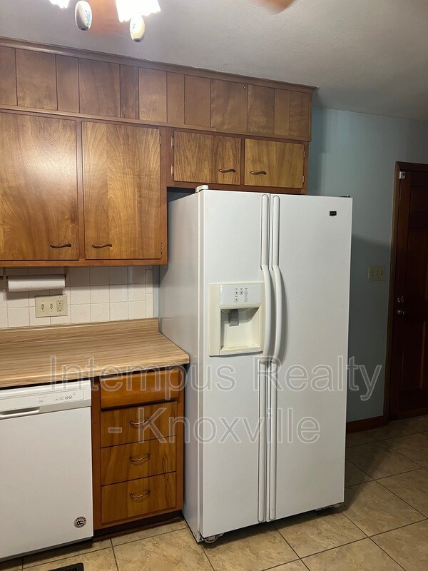 Building Photo - 5801 Ridgewood Rd