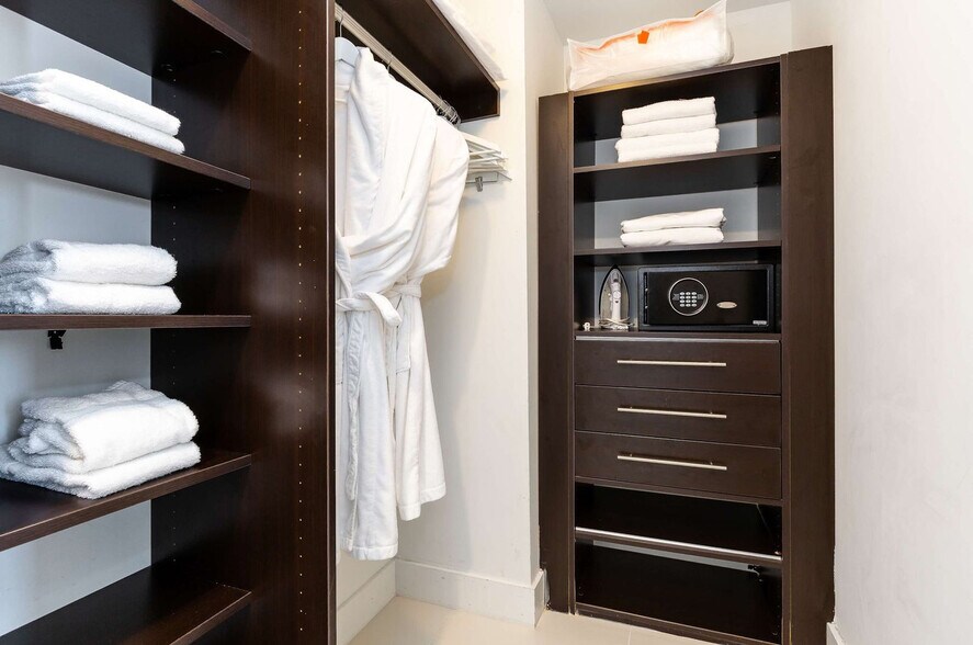 Building Photo - 485 Brickell Ave