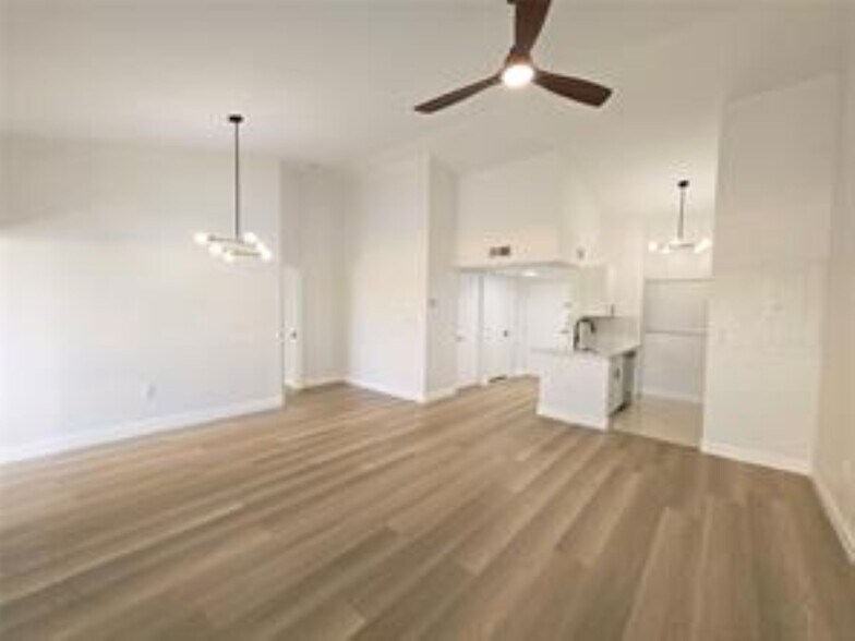 Building Photo - 2881 N Oakland Forest Dr