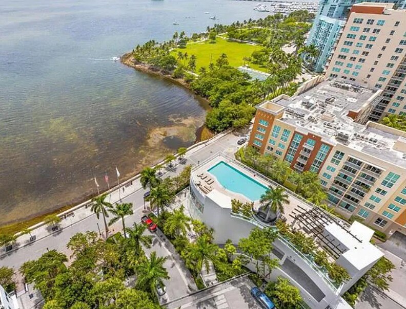 Building Photo - 2020 N Bayshore Dr