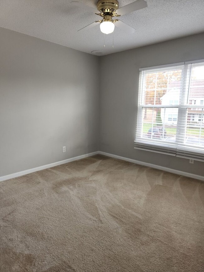 Building Photo - WILLOW CREEK POINTE