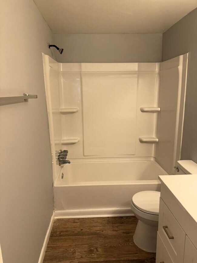 Building Photo - Spacious Two Bedroom Townhouse