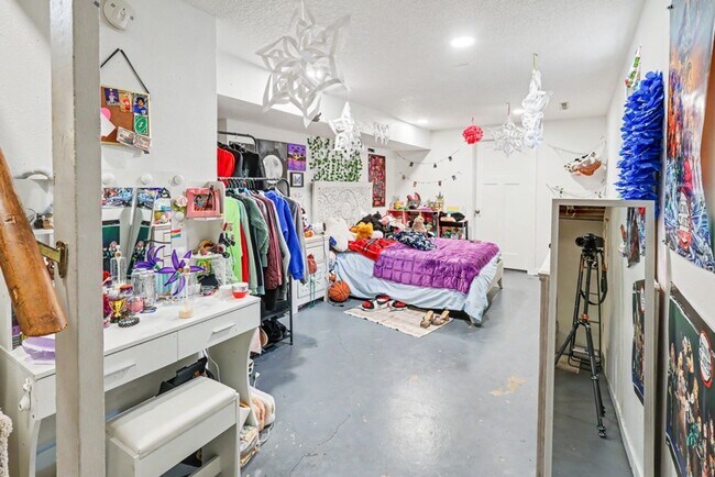 Building Photo - Rent: Cute 3 Bedroom Home