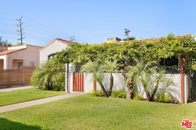 Primary Photo - 813 N Orange Grove Ave