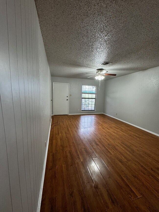 Living room - 1711 Iris Cir