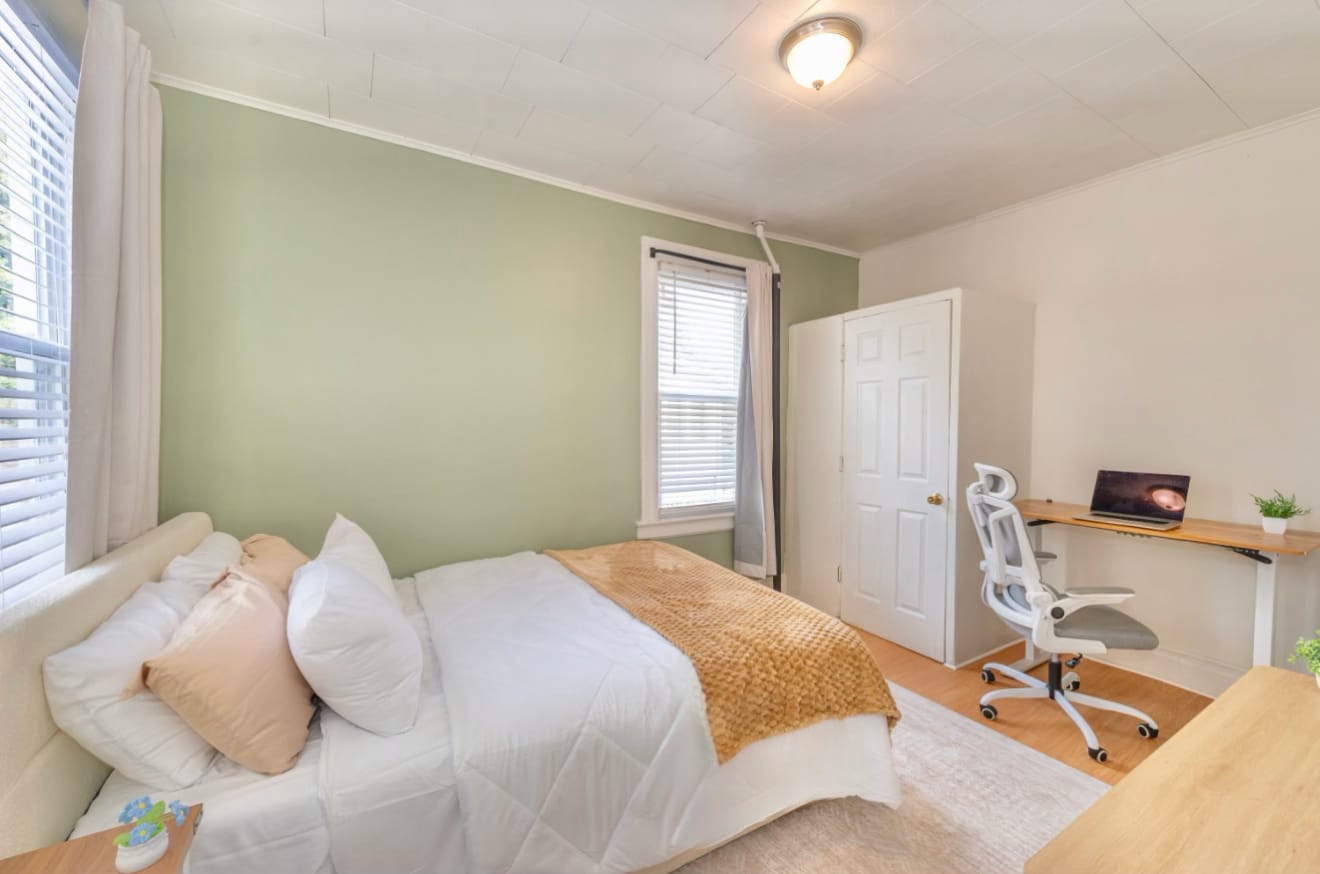 40 inch adjustable Work desk with ergonomic chair - 45 Essex Ave