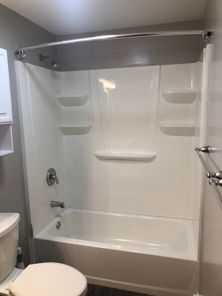 tub unit - 64 Watertree Dr
