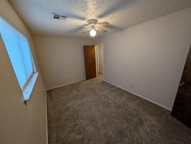 Building Photo - 122 Crystal Cir