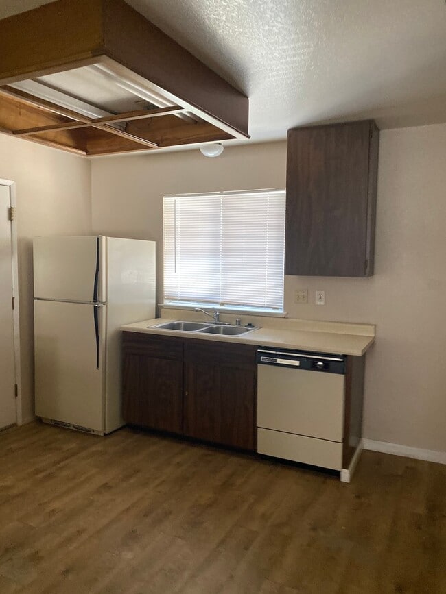 Building Photo - 1547 Dana Dr
