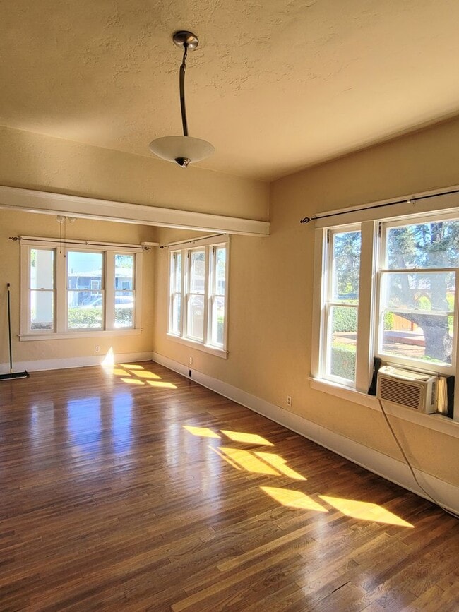 Building Photo - Craftsman home 2bed 1 bath, garage on a la...