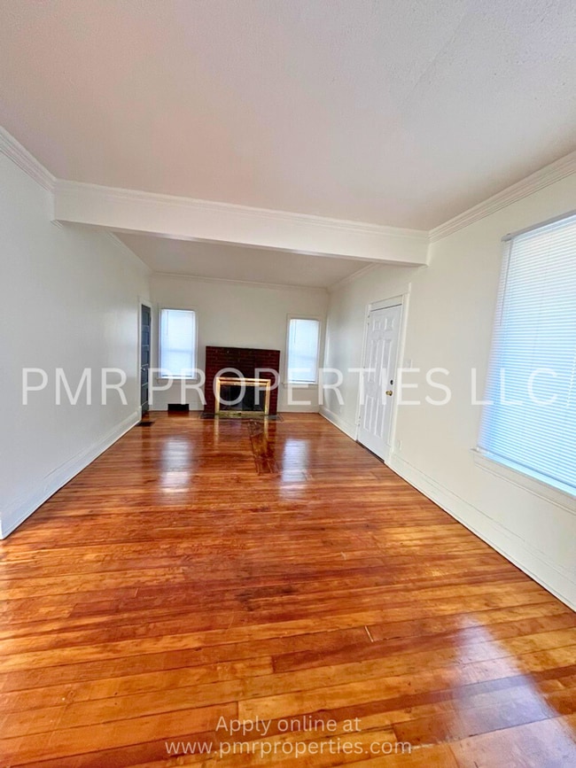 Building Photo - 2 Bedrooms / 1 Bathroom House