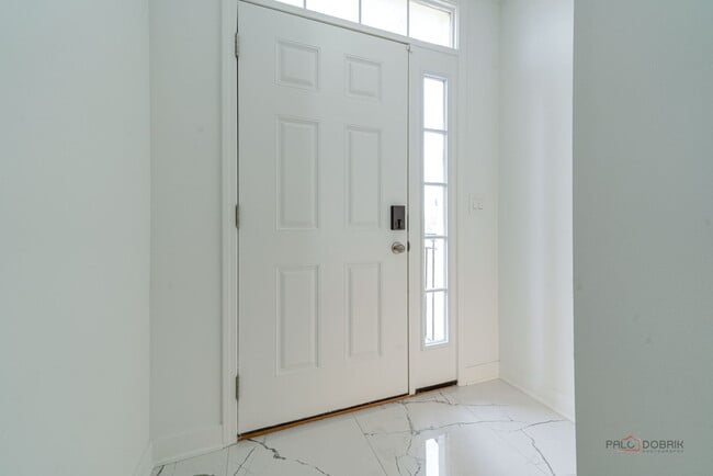 Building Photo - 667 W Hickory St