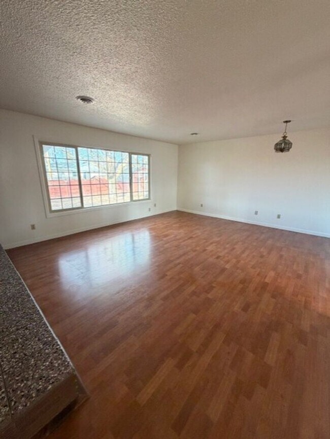 Building Photo - Beautiful 3 Bed 2 Bath House