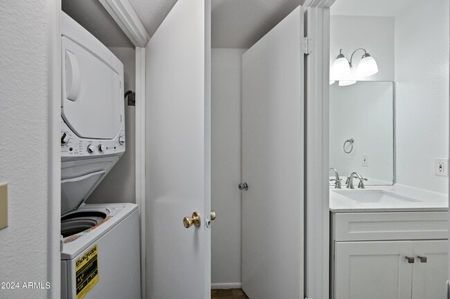 Building Photo - 1321 N 84th Pl