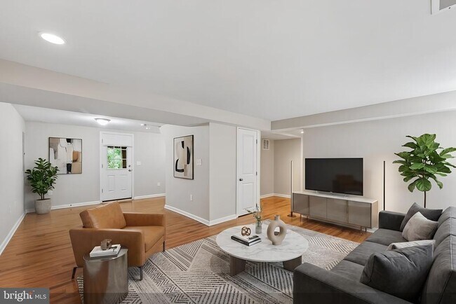 Building Photo - 2722 Woodley Pl