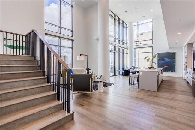 Building Photo - 807 Crawford St