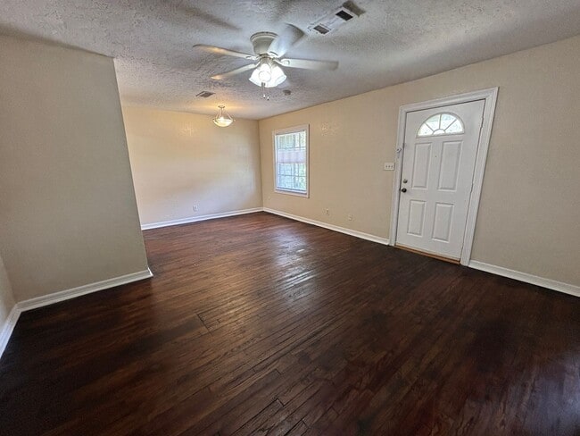 Building Photo - Lovely 4 Bedroom 1 Bath Home!