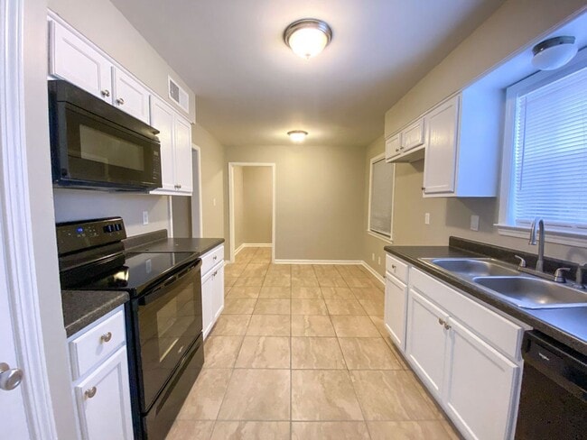 Building Photo - Large 3 bed, 2 bath home near Raines and I...