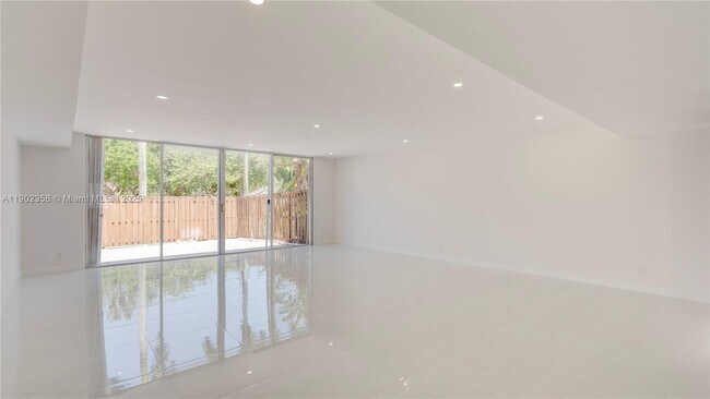 Building Photo - 933 NE 24th Ave