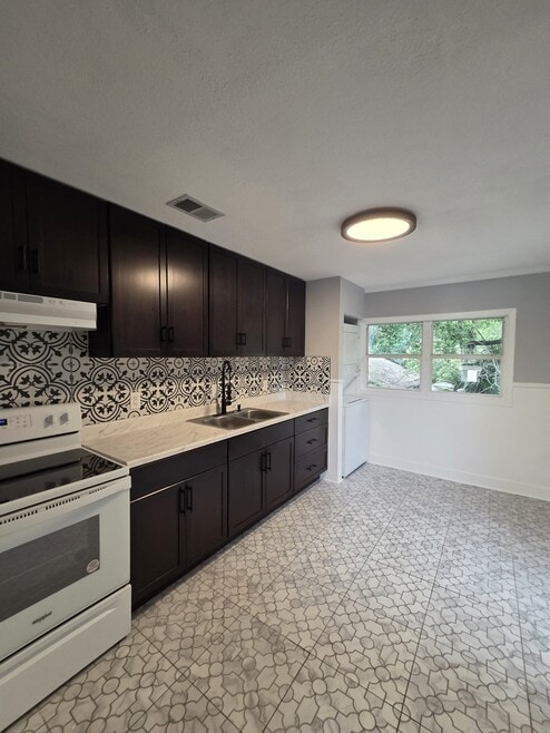 Building Photo - 16 N Primrose Dr