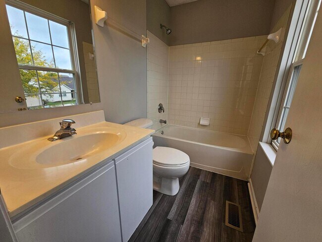 Building Photo - 5622 Blandon