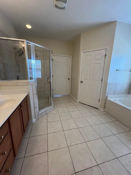 Building Photo - 616 Marshtree Ln