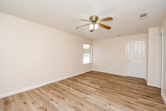 Building Photo - 2835 Pepperwood Dr