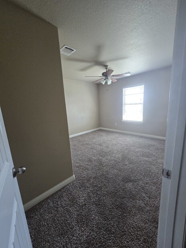 Building Photo - Spacious 3 Bedroom, 2 Bath Duplex for Rent...