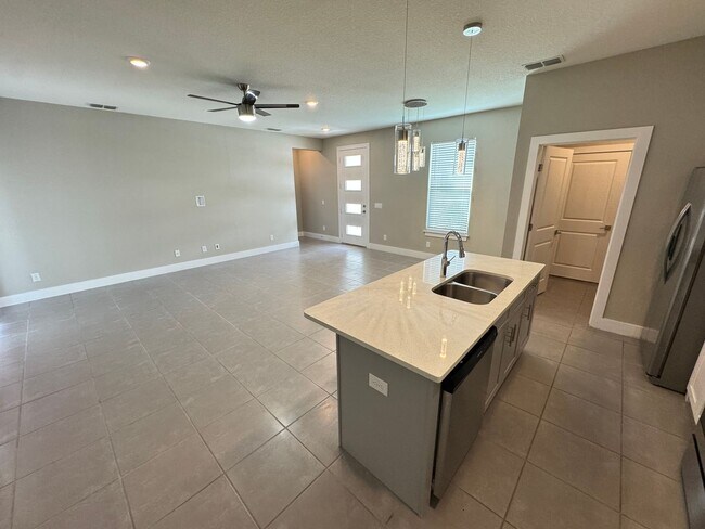 Building Photo - Spacious 4-Bedroom Home in Poinciana – Internet Included & No HOA Approval Required