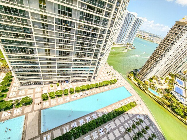 Building Photo - 495 Brickell Ave