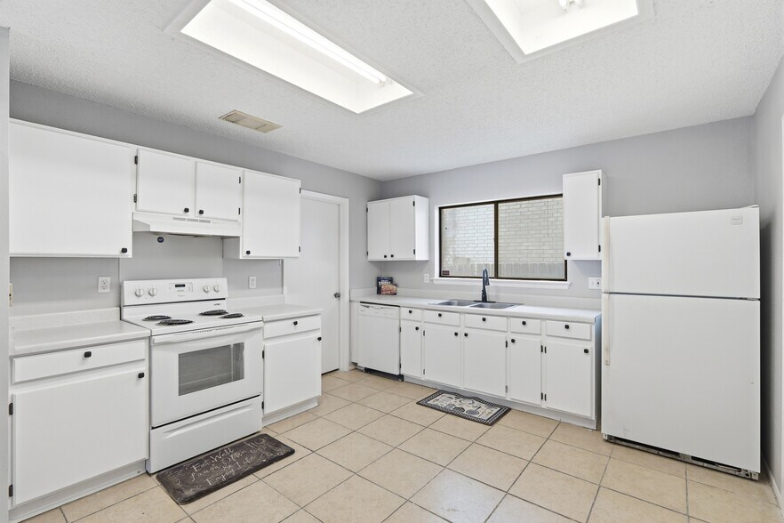 Building Photo - 9110 Roquefort