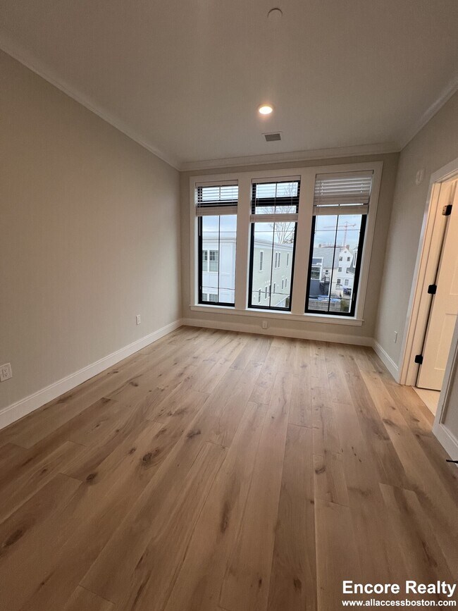 Building Photo - 157 Everett St