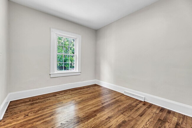 Building Photo - 1320 W Friendly Ave