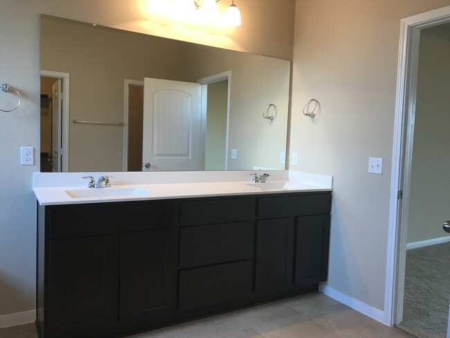 Building Photo - FIVE BEDROOM, THREE BATH 1-STORY HOME