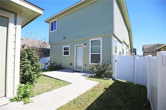 Building Photo - 903 Alamo Plaza Dr
