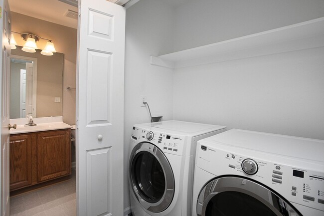 Building Photo - 3 bedroom home with large, fenced backyard convenient to RTP!