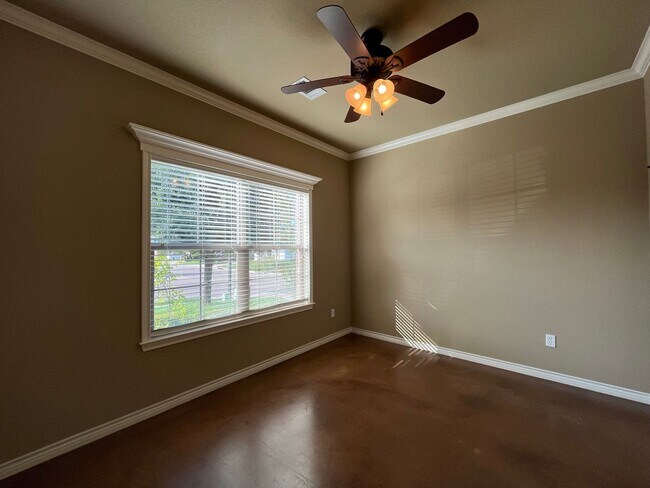 Building Photo - 3000 Silver Saddle Dr