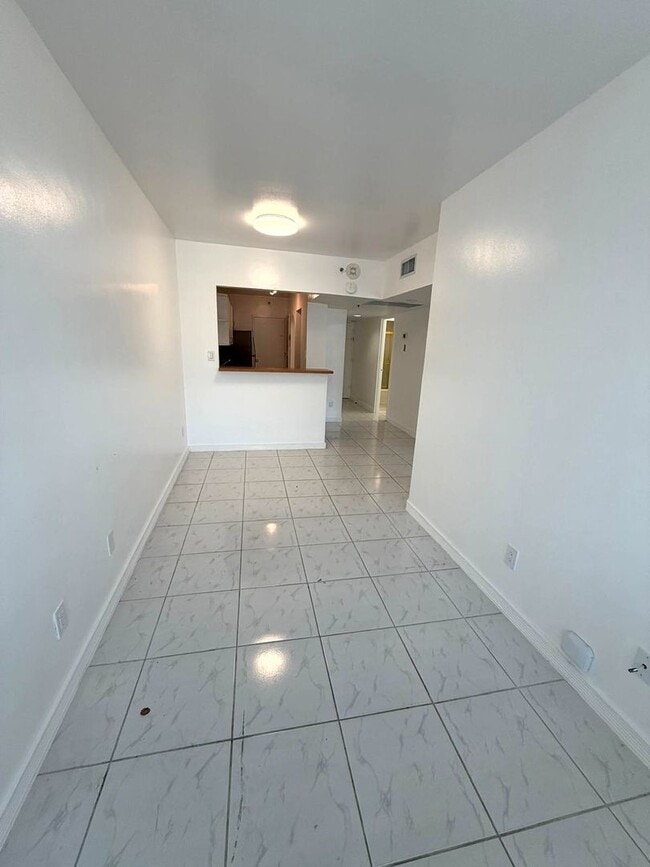 Building Photo - Live where Lincoln Road meets the Ocean in a full service resort-style condominium in South Beach!