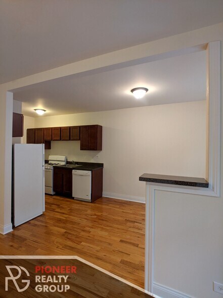 Building Photo - 630 W Cornelia Ave