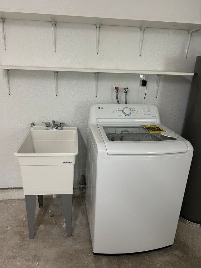 Building Photo - Remodeled 3 bedroom 2 bath Home in NE St Pete