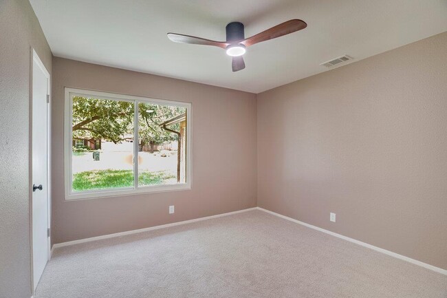 Building Photo - 606 Splitrock