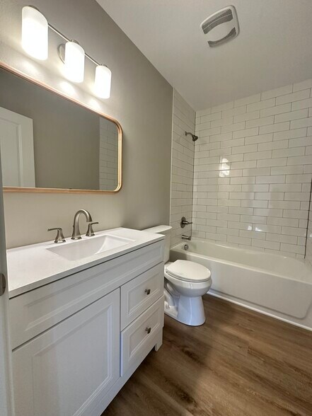 Building Photo - 5325 NE Flanders St