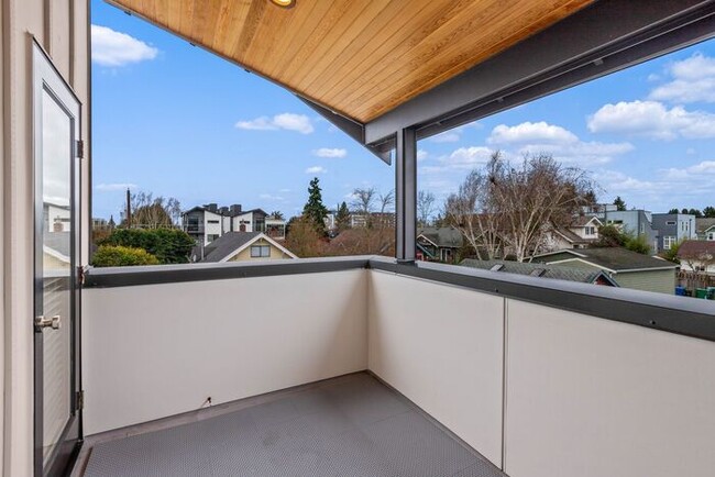 Building Photo - Stunning Modern Air-Conditioned Townhome in Coveted Whittier Heights