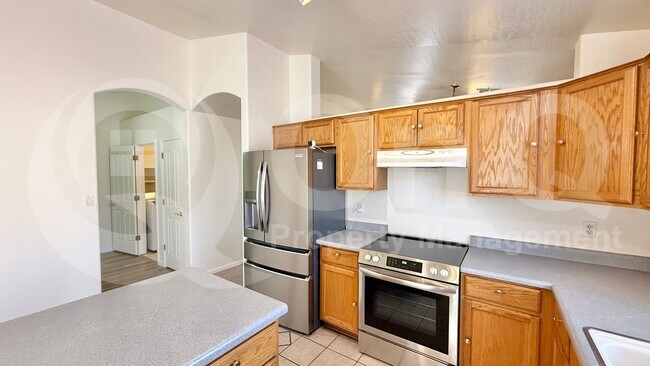 Building Photo - 417 E Cantebria Dr