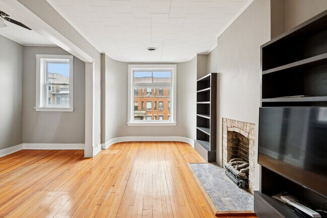 Building Photo - 903 W Addison St